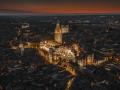Foto aérea de vista nocturna con la Catedral iluminada en el casco histórico de Toledo