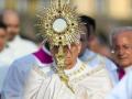 León XIV en una procesión llevando el Santísimo Sacramento