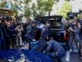 Agentes de la UDEF llevándose documentación del despacho de Zapatero