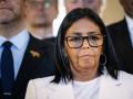 La presidenta interina de Venezuela, Delcy Rodríguez, observa mientras habla con periodistas tras una sesión en la Corte Internacional de Justicia (CIJ) sobre la región de Esequibo en La Haya,