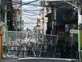 La Policía bloquea una calle que conduce a la plaza Murillo en La Paz, el 19 de mayo de 2026, un día después de una protesta que exigía la renuncia del presidente boliviano Rodrigo Paz