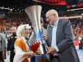 Imagen de Juan Roig y su mujer, Hortensia Herero, con la copa de campeones de la Liga Endesa femenina lograda por el Valencia Basket