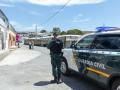 Agente de la Guardia Civil, en el lugar donde produjo el tiroteo en El Ejido (Almería)
