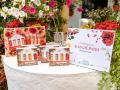●	“Alma de Patio” está compuesta por cuatro fragancias: Rosa de Luz, Brisa de Patio, Vainilla Dorada y Clavel Rojo, que interpretan un elemento del universo de los patios cordobeses: la luz, las flores, el aire, la tradición, la elegancia y la sensualidad del sur