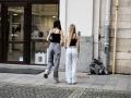 Dos menores se graban un baile para TikTok en plena calle