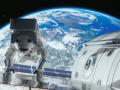 Ingeniero espacial que realiza el mantenimiento de un panel en un satélite
