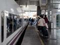 Pasajeros se suben a un tren AVE destino Málaga que sale de la estación de Atocha