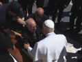 Captura de pantalla de cuando  León XIV se acerca al sacerdote al que se ha prestado auxilio durante la audiencia general León XIV se acerca al sacerdote al que se ha prestado auxilio durante la audiencia general