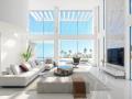Interior de un salón de una vivienda de lujo con vistas al mar