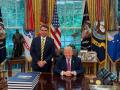 Flavio Bolsonaro, líder conservador y candidato presidencial brasileño, con el presidente Donald Trump en la Casa Blanca
