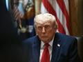 El presidente estadounidense Donald Trump observa durante una reunión de gabinete en la Sala del Gabinete de la Casa Blanca en Washington, D.C