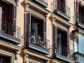 Hombre sentado en el balcón de su casa
