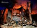 KIEV, 02/06/2026.- El número de muertos en el mayor ataque ruso a Ucrania de los últimos meses, que tuvo lugar la pasada noche y fue uno de los más masivos de toda la guerra, asciende a al menos 13, incluido un niño, tras actualizar este martes las autoridades ucranianas la cifra de fallecidos en Dnipró. Los ataques rusos mataron a al menos nueve personas en una zona residencial de esa ciudad del centro-este de Ucrania, y a otras cuatro en la capital, Kiev, según el último balance publicado en Telegram por el ministro del Interior ucraniano, Igor Klimenko. EFE/ Servicios de Emergencias de Ucrania - SOLO USO EDITORIAL/SOLO DISPONIBLE PARA ILUSTRAR LA NOTICIA QUE ACOMPAÑA (CRÉDITO OBLIGATORIO) -
