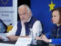 El jefe de la Misión de Observación Electoral de la UE para Colombia, Esteban González Pons (i) y la jefa de la delegación del Parlamento Europeo, Leire Pajín