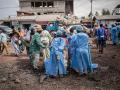 Personal sanitario con batas y mascarillas protectoras trabaja en un puesto de control habilitado como medida preventiva contra el ébola en Kanyaruchinya, cerca de Goma, Kivu del Norte, República Democrática del Congo