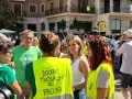 Imagen tomada este martes de algunos profesores en huelga hablando con la periodista de La sexta Andrea Ropero