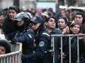 La gente hace fila para comprar pollo en medio de la escasez de alimentos causada por los bloqueos, en La Paz