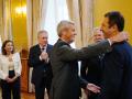 El presidente de la Xunta, Alfonso Rueda, abraza a Alfonso Villares