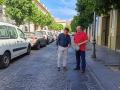 Ruiz Madruga señala un daño de la calle Mayor de Santa Marina junto al presidente de la Asociación de Vecinos de la Fuenseca, Santa Marina y Orive, Juan José Giner