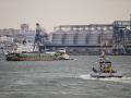 La fotografía, tomada el 18 de mayo de 2026, muestra barcos en la entrada del puerto de Constanza, Rumania.