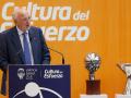 Imagen de archivo de Juan Roig junto a dos de los títulos del Valencia Basket