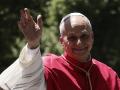 El papa León XIV saluda a los fieles en su recorrido por el centro de Madrid