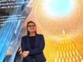 La arquitecta y experta en Antonio Gaudí, Chiara Curti, junto a una de las imágenes de la exposición