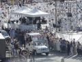 El papa León XIV saluda desde el papa móvil mientras recorre la Castellana para dirigirse a la plaza Cibeles donde oficiará la misa del Corpus Christi, este domingo, en Madrid
