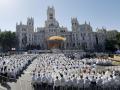 Vista general de la plaza Cibeles donde el papa León XIV oficia la misa del Corpus Christi, este domingo, en Madrid