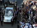 León XIV saluda desde el papamóvil a su llegada para oficiar la Santa Misa en la Plaza de Cibeles