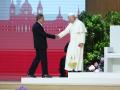 El Papa León XIV saluda al actor Antonio Banderas durante el encuentro 'Tejer redes con el mundo de la cultura, la educación, la empresa y el deporte'