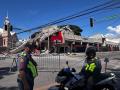 La policía se reúne frente a un restaurante de comida rápida derrumbado tras un terremoto de magnitud 7,8