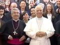 El arzobispo de Valladolid y presidente de la CEE, Luis Argüello, a la derecha del Papa, este lunes, en Madrid