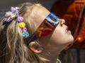 Imagen de una niña mirando un eclipse.