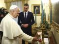 Pedro Sánchez en la Nunciatura Apostólica, junto al Papa