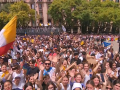 Miles de personas han esperado al Santo Padre ante la Catedral de Barcelona