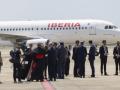 Las autoridades civiles y religiosas contemplan la llegada del avión en el que León XIV llegaba desde Madrid para dar comienzo a la visita a Barcelona