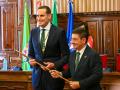 El nuevo presidente de la Diputación de Jaén, Juan Latorre (i), junto al saliente en el cargo, Francisco Reyes (d)