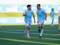 Hugo Fuentes celebra un tanto con otros jugadores del Ciudad de Lucena