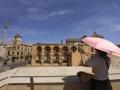 Turistas se protegen del sol con paraguas este jueves en Córdoba