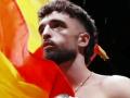 José Luis Navarro Jr. enarbolando la bandera española antes de combatir