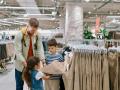 Un padre con sus hijos en un gran almacén