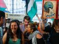 El ministro de Cultura, Ernest Urtasun (c), recibe a los activistas a su llegada al aeropuerto de El Prat, a 23 de mayo de 2026, en Barcelona, Catalunya (España). Los activistas detenidos por Israel por participar en la Global Sumud Flotilla que llevaba ayuda a Gaza llegan a Barcelona tras denunciar agresiones por parte del ejército israelí.

Kike Rincón / Europa Press
23/5/2026
