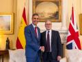 Keir Starmer, ex Primer Ministro británico, junto con Pedro Sánchez, presidente del Gobierno español y líder del PSOE