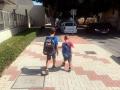 Niños caminando con una mochila