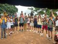 Jóvenes españoles voluntarios colaborando con niños pobres de Costa de Marfil