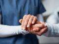 Expertos advierten de que frases habituales como "sé fuerte" o "todo irá bien" pueden aumentar el malestar emocional de pacientes y familiares