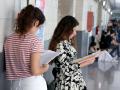 Varios alumnos repasan antes de comenzar uno de los exámenes de las pruebas de acceso a la universidad 2023, en la Universitat de les Illes Balears.