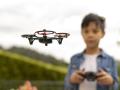 Niño con un dron