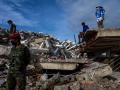 Voluntarios y rescatistas ayudan a encontrar supervivientes entre los escombros en Carabadella, La Guaira (Venezuela)